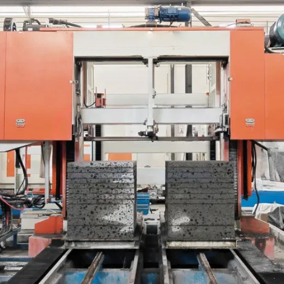 Machine à découper les panneaux muraux en céramite