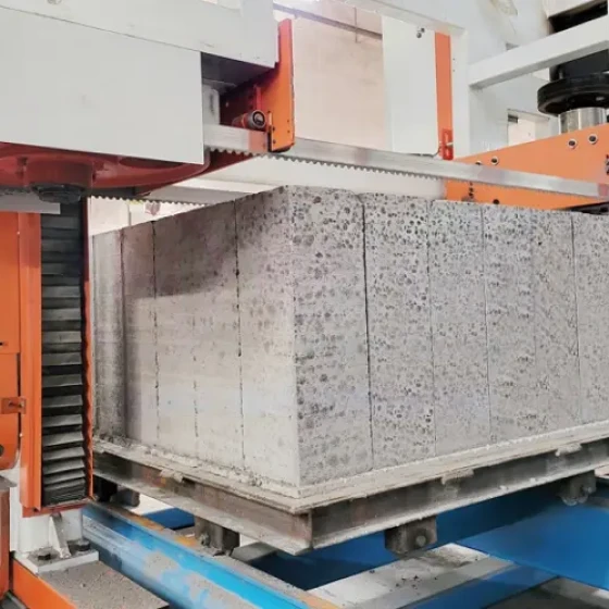 Machine à découper les blocs de céramite