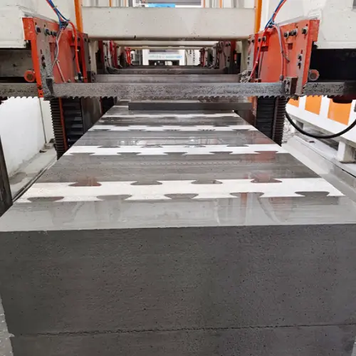 Equipement de production de blocs composites sandwichs auto-isolants